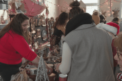 "C'est pour faire un peu plus de sous” : le marché de Noël de l’école Sainte-Croisine mobilise parents et élèves