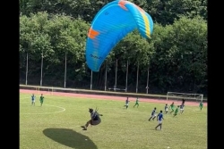 Tombé du ciel : un parapentiste se pose sur le stade de la Punaruu en plein match de foot