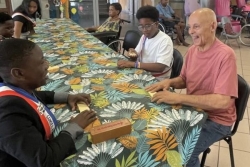 Les jeunes de Mana partagent un moment chaleureux avec les aînés de l’Ehpad