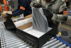 "On est passé de 50 à 300 colis par jour" : à l'aéroport d'Orly, le rush des colis de Noël en provenance de Martinique