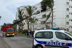 Les policiers portent secours à un petit garçon dans un appartement en feu au Chaudron