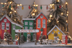 L'univers magique et créatif de Joanne Arrossaména et de ses villages miniatures de Noël 