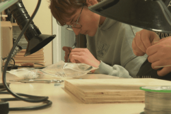 Les collégiens s'activent pour finir l'assemblage de leur drone sous-marin avant la phase de test en piscine