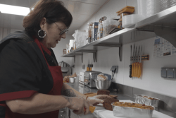 Pain d'épices, créations aux truffes, gâteaux de Noël : la course contre la montre est lancée pour les boulangers et pâtissiers