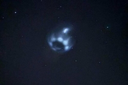 Le spectaculaire dégazage d'une fusée SpaceX observé dans le ciel de La Réunion