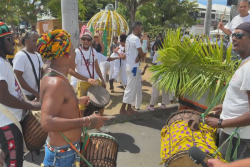 Fèt Kaf : défilé du 20 désanm à Saint-Louis, berceau du maloya