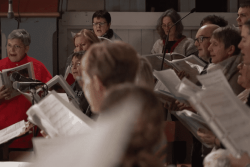"On a un bon petit groupe" : Dernières répétitions pour la chorale paroissiale de Noël 