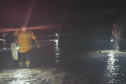 À la lueur de la lune, la pêche aux bigorneaux rassemble les femmes du Nord de Wallis