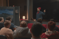 Improvisation, rires et audace sur scène : un cabaret théâtral givré entraîne le public dans une soirée festive