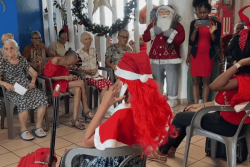 VIDEO. À Schoelcher, collégiens et aînés réunis autour d’un spectacle de Noël