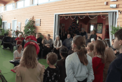 "Ça apporte de la gaieté" : une chorale de Noel d'enfants pour enchanter cette résidence séniors