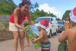 12 véhicules chargés de cadeaux : Ohana joue au Père Noël avant l'heure à Moorea