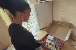 Noël solidaire : Des coffrets alimentaires distribués aux étudiants de Fouillole pour les fêtes