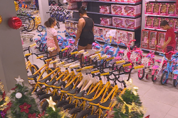 « Deux à trois camions par jour (...) surtout de jouets » : pour Noël, les magasins sont pris d'assaut 