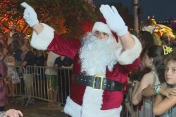 Le retour du Père Noël réunit des centaines de personnes à Nouméa