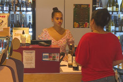 Les extras de Noël : ces indispensables jeunes qui travaillent pendant les fêtes