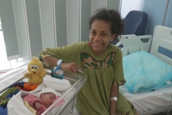 VIDÉO. Bienvenue à Célina, le premier bébé de Noël 2025 au Médipôle