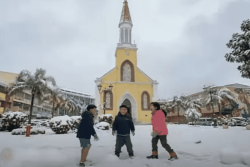 Le réveillon de Noël à Tahiti sous la neige...artificielle : merci l'IA !
