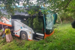 Un car fait une sortie de route à Bourail, aucun blessé