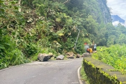 Salazie : route fermée après un éboulis