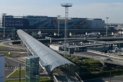 À Orly, les colis de Noël venus des Antilles arrivent en masse pour réchauffer les cœurs 