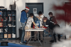 Défis, rires et esprit de Noël : une journée festive pour les jeunes de l’AJEP