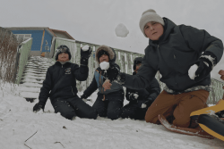 Luge, vitesse et batailles de boules de neige, les enfants profitent pleinement des premières neiges