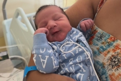 VIDÉO. Caleb, premier bébé de l'année 2026, est né à la vitesse d'un champion