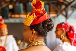 Entre pub, folklore et réalité, le faux message codé des coiffes à bouts martiniquaises