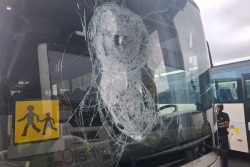 "Ça commence mal pour cette rentrée", plusieurs bus scolaires caillassés à Koungou selon un chauffeur