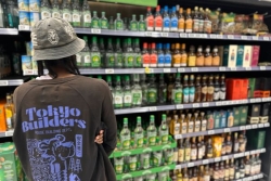 Jusqu'à huit euros de plus par bouteille de rhum, le Gouvernement envisage d'étendre la taxe à tous les Outre-mer 