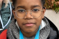 "Ça fait bizarre parce que mon pays c’est la Guyane et c’est la première fois que je viens ici. C’est très beau, très architectural »,  Roy Rémy-Mogé conseiller municipal junior visite l’Assemblée Nationale