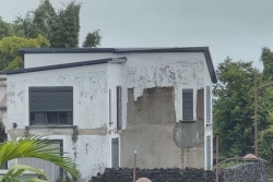 TEMOIGNAGES. "On a encore peur, on n'a plus de toit, plus de clôture" : fortement touchés par Garance, les habitants de Bourbier-les-hauts se préparent à la saison cyclonique