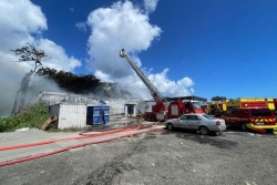 Incendie au Gosier : un entrepôt contenant des produits inflammables en feu, une école évacuée