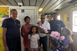 Née durant la traversée Terre-de-Bas/Trois-Rivières, à bord du Miss Karaïbes, la petite Tara a été présentée à l'équipage qui l'a vue naître