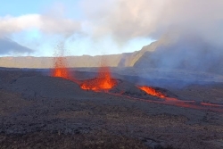 Eruption du Piton de la Fournaise : deux fissures toujours bien actives, un cône éruptif est en formation