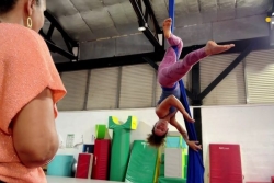 Acrobaties en l'air et force physique... Et si on se mettait au tissu aérien en Guadeloupe ?