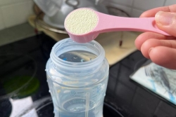 Rappel des laits infantiles Guigoz et Nidal : des parents alertent les autorités, Nestlé défend une simple mesure de précaution