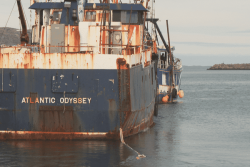 L'épave de l'Atlantic Odyssey  quitte enfin le port de Saint-Pierre