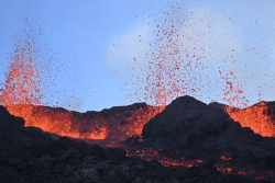 Piton de la Fournaise : comment va évoluer la première éruption de l’année ?