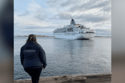 Conseillère touristique, elle va quitter la terre ferme pour embarquer à bord d'une prestigieuse compagnie de croisière