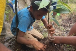 VIDÉO. À Poindimié, de jeunes vacanciers à l'école de la nature