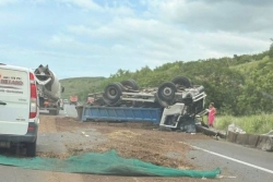 Un camion retourné sur la route des Tamarins à l'Etang Salé, en direction de Saint-Leu