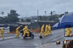 Un groupe d'individus en combinaisons jaunes sème la terreur devant le lycée de Kahani