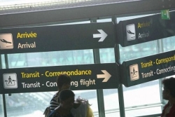 "C'était la cacophonie", retards et longue attente pour des centaines de passagers à l'aéroport Roland Garros la nuit dernière