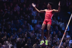 "Dès cet hiver, je vais faire 6 mètres"...Le perchiste Baptiste Thiery s'envole jusqu'à 5,80 m à Paris