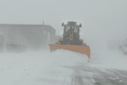 Après la première tempête hivernale, déneigeuses et agents mobilisés pour sécuriser les routes