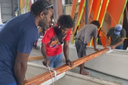 Lifou : une pirogue en construction, mêlant tradition et modernité, pour reconnecter les jeunes à la culture maritime