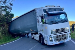 RN3 fermée entre la Plaine-des-Palmistes et la Plaine-des-Cafres : un poids lourd obstrue la chaussée