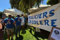 Une centaine de "policiers en colère" manifestent à Saint-Denis réclamer plus de moyens
